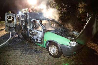 Zunächst brannte nach Angaben der Polizei ein abgestellter Kleintransporter aus.