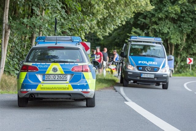 <p>Nach Polizeiangaben fuhr der Biker gegen 19.20 Uhr die S 223 in Richtung Waldkirchen. In Höhe der Gaststätte "Grüner Wald" stürzte der 39-Jährige in einer Linkskurve aus bisher unbekannter Ursache und rutschte nach rechts in den angrenzenden Wald.</p>
