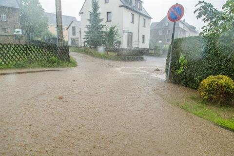 <p>Örtlich sorgte vor allem der sintflutartige Regen für überflutete Straßen und Keller. Gullys konnten die Regenmenge nicht aufnehmen.</p>
