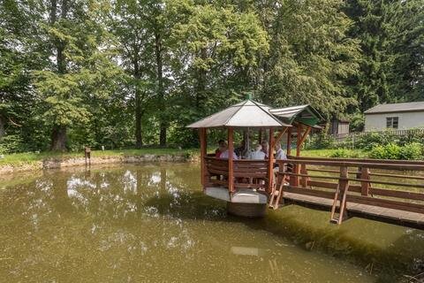 <p>Im Pavillon auf dem zum Anwesen gehörenden Teich konnten es sich die Gäste gemütlich machen.</p>
