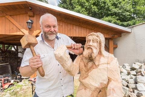 <p>Bildhauer Ludwig Michael Clauß aus Olbernhau fertigte im Rahmen des Schauschnitzens eine der beiden Holzfiguren, die zukünftig neben dem Hauseingang stehen sollen. Das Holz für die Figuren stammt vom Grundstück des Herrenhauses.</p>
