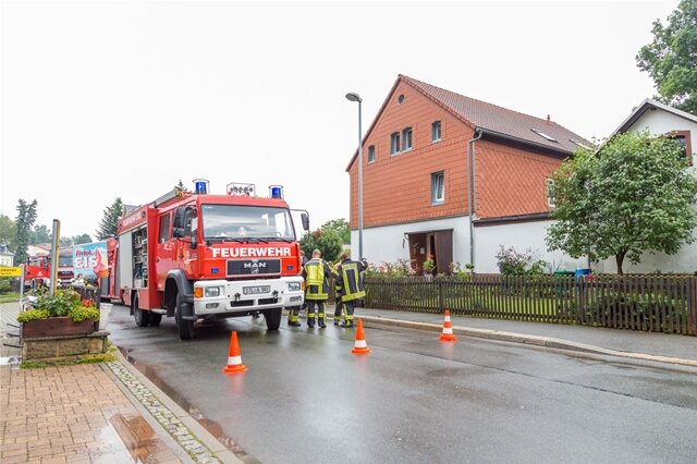 <p xmlns:php="http://php.net/xsl">In Neukirchen schlug ein Blitz in den Schornstein eines Mehrfamilienhauses ein.</p>

