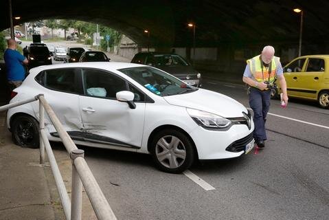 <p>Die Renault-Fahrerin und ein im Wagen mitfahrendes Mädchen erlitten dabei leichte Verletzungen.</p>
