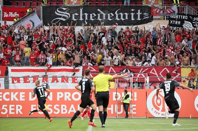 <p>1800 Zuschauer sahen die Partie im Stadion am Bruchweg.</p>
