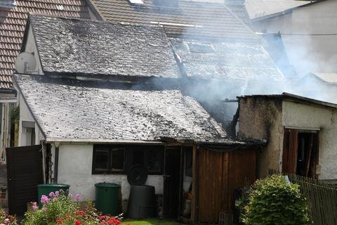 <p>Weil ein Hauseigentümer mit einem Propangasbrenner Unkraut vernichten wollte, hat es am Samstag in Schwarzenberg einen Großeinsatz der Feuerwehr gegeben.</p>

<p>&nbsp;</p>
