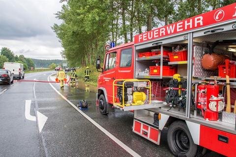 <p>Zwischen Lengenfeld und Irfersgrün, am Abzweig nach Pechtelsgrün und Waldkirchen, setzte Starkregen die S293 unter Wasser. Dort rückte die Feuerwehr Waldkirchen mit sechs Kameraden an, um das Wasser abzupumpen.</p>
