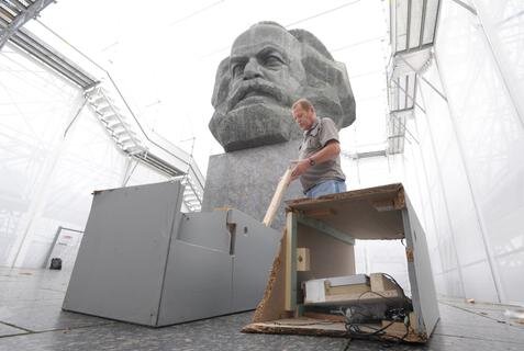 <b>12. August 2008:</b> Das als Kunstprojekt verhüllte Monument für den Philosophen Karl Marx (1818-1883) in Chemnitz ist durch Randalierer beschädigt worden.