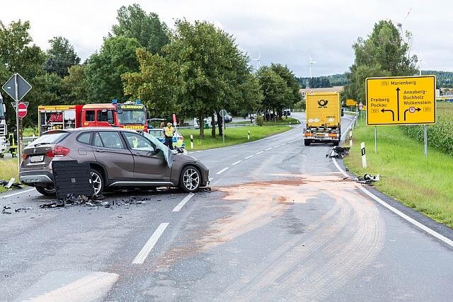 <p>Die Feuerwehr musste den eingeklemmten 70-jährigen BMW-Fahrer sowie seine 47-jährige Beifahrerin aus dem Wagen befreien. Beide kamen mit schweren Verletzungen ins Krankenhaus, heißt es. Der Lkw-Fahrer blieb offenbar unverletzt.</p>

<p>&nbsp;</p>
