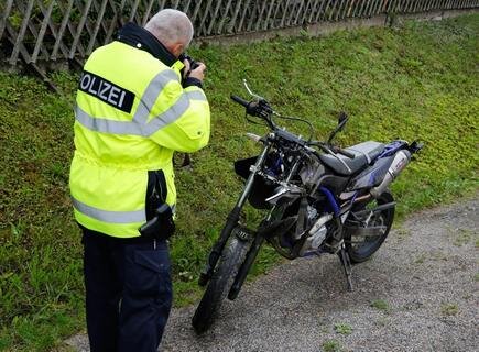 <p>Ein 17-Jähriger ist am Mittwoch auf der B 107 am Abzweig Wittgensdorf mit einem Motorrad Yamaha gestürzt.</p>
