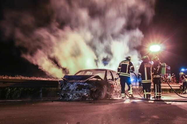 <p>In der Nacht zu Samstag sind auf der A 72 bei Chemnitz ein VW und ein Gefahrguttransporter zusammengestoßen.</p>
