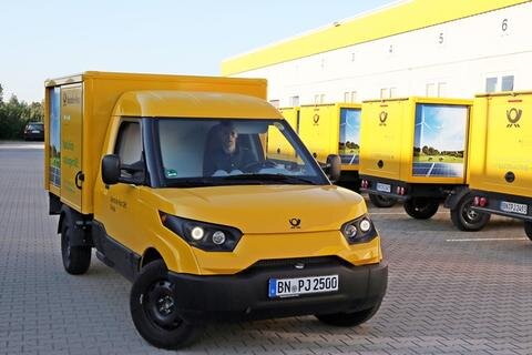 <p>Deutschlandweit sind bisher 1000 derartige Elektromobile im Einsatz. Die maximale Reichweite der typisch gelben Fahrzeuge beträgt 80 Kilometer.</p>
