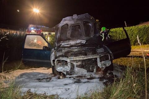 <p>Der Peugeot brannte im Motorraum komplett aus. Die Polizei beziffert den Gesamtschaden mit 80.000 Euro.</p>
