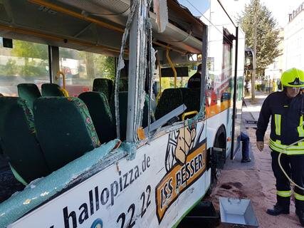 <p>Insgesamt gab es 21 Verletzte, davon zwei schwerverletzte Fahrer und 19 leichtverletzte Businsassen.</p>
