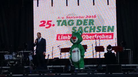 <p>Oberbürgermeister von Limbach-Oberfrohna Dr. Jesko Vogel und das Maskottchen Limbo bei der offziellen Eröffnung zum Tag der Sachsen.</p>
