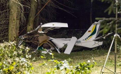 <p>Bei einem Flugzeugabsturz beim Flugfest des Fliegerclubs Großrückerswalde sind am Samstag zwei Menschen ums Leben gekommen.</p>
