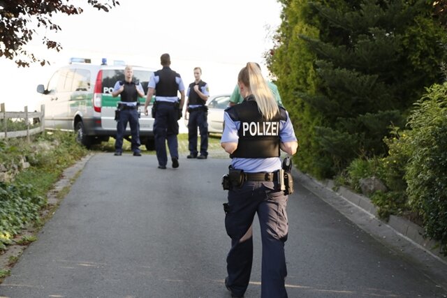 <p xmlns:php="http://php.net/xsl">Polizisten fanden in einem Wohnhaus an der Mittweidaer Straße am späten Dienstagabend einen toten Mann.</p>
