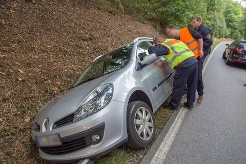 <p>Da der Fahrer aus dem Renault nicht selbst herauskam, befreiten ihn die Einsatzkräfte.</p>
