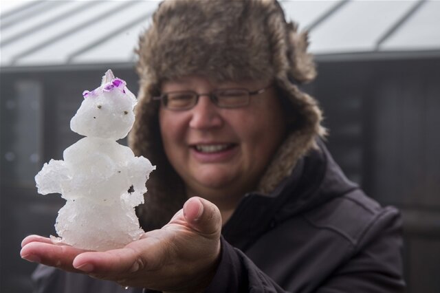 <p>Für einen kleinen Schneemann, den Claudia Hinz, Wetterbeobachterin auf der Wetterwarte Fichtelberg baute, reichte es.</p>
