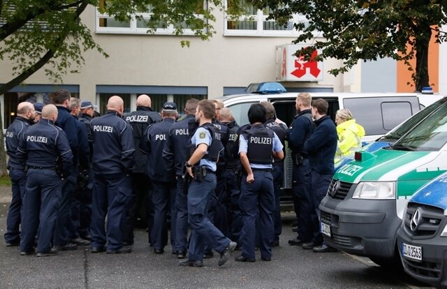 <p xmlns:php="http://php.net/xsl">Einen so umfangreichen Polizeieinsatz hat Chemnitz seit langem nicht erlebt.</p>
