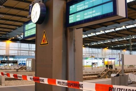 <p>Die Polizei sperrte den Hauptbahnhof teilweise für Reisende.</p>
