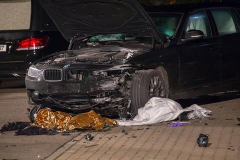 <p>Ein entgegenkommender BMW konnte nicht mehr rechtzeitig bremsen. Der Wagen krachte in den 42-Jährigen und schleifte ihn noch einige Meter mit sich. Der Motorradfahrer starb noch an der Unfallstelle.</p>

<p>&nbsp;</p>
