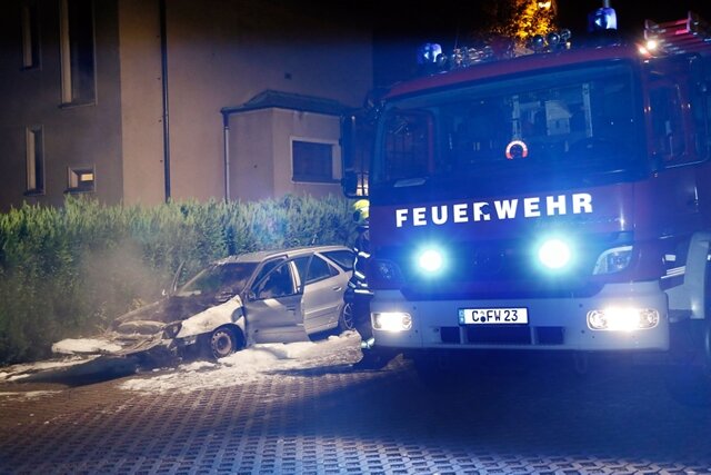 <p xmlns:php="http://php.net/xsl">Wenige Minuten später brannte ein in der Ringstraße abgestellter Ford. Gegen 01:15 Uhr traf es zudem einen Alfa Romeo, der auf dem Parkplatz eines Einkaufsmarktes in der Eckstraße stand.</p>
