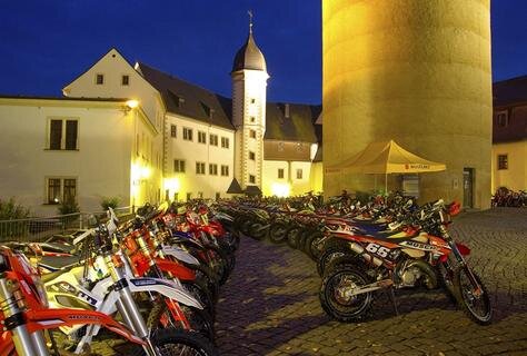 <p>Ein Augenschmaus für alle Motorradfans: Parc Fermé im Hof von Schloss Wildeck.</p>
