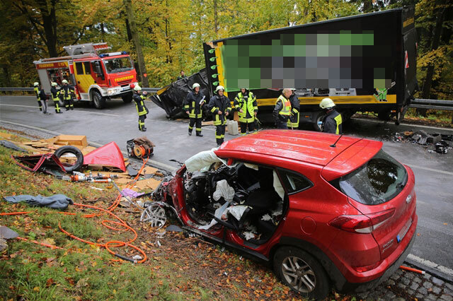 <p xmlns:php="http://php.net/xsl">Bei einem Zusammenstoß zwischen einem Lkw und einem Hyundai am Montagnachmittag auf der S275 zwischen Eibenstock und Wildenthal ist der&nbsp;Hyundai-Fahrer schwer verletzt worden.</p>
