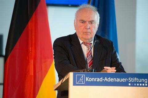 <p>Zahlreiche Redner sprachen über die Aufgaben der und die Anforderungen an die Lokalpresse, darunter Wolfgang Böhmer, früherer Ministerpräsident von Sachsen-Anhalt.</p>
