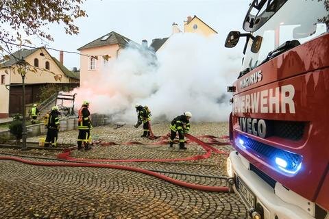 <p>Die Freiwillige Feuerwehr Lößnitz und der Löschzug Dittersdorf rückten mit drei Fahrzeugen und 15 Einsatzkräften aus.</p>
