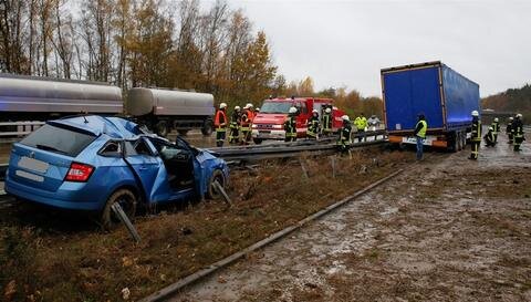 <p>Durch einen Reifenplatzer soll ein Lkw-Fahrer in Fahrtrichtung Chemnitz die Kontrolle über sein Fahrzeug verloren haben.</p>
