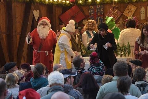 <p>Mit dem Anschnitt eines Riesenstollens ist am Freitagnachmittag der Chemitzer Weihnachtsmarkt eröffnet worden.</p>
