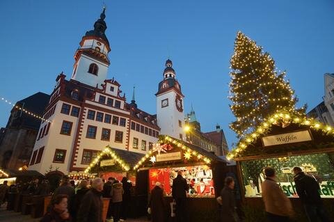 <p>Bis einen Tag vor Heiligabend erwarten rund um das Rathaus rund 170 Händler und Gastronomen die Chemnitzer und ihre Gäste.</p>
