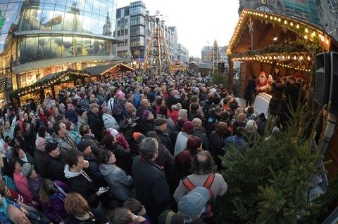 <p>Geöffnet hat der Weihnachtsmarkt täglich bis 21 Uhr; am letzten Tag bis 20 Uhr. Jeweils um 17 Uhr gibt es auf der Bühne vorm Neuen Rathaus ein Weihnachtsmann-Programm mit Märchenüberraschung.</p>
