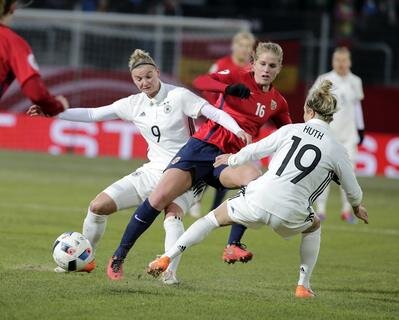 <p>DFB-Fußballerinnen Alexandra Popp (links) und Svenja Huth stellen sich Elise Thorsnes.</p>

<p><br />
&nbsp;</p>
