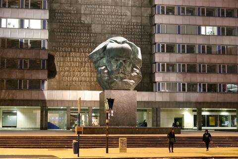 <p>Für Winterfans bietet sich ein idyllischer Anblick, so ist das Karl-Marx-Monument in Chemnitz mit einer weißen Haube bedeckt.</p>

