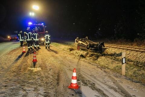 <p>Zu einem glättebedingten Unfall kam es in der Nacht zum Donnerstag bei Johanngeorgenstadt.</p>
