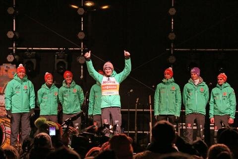<p>Über 1500 Fans bereiteten den weltbesten Skispringern am Donnerstagabend auf dem Klingenthaler Marktplatz einen gebührenden Empfang. Viel Applaus gab es vor allem für den Weltcupführenden Severin Freund (im Bild vorn).</p>
