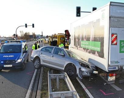 <p>Ein 80-jähriger Autofahrer ist am Freitagmittag bei einem Unfall auf der Bundesstraße 175 in Glauchau ums Leben gekommen.</p>
