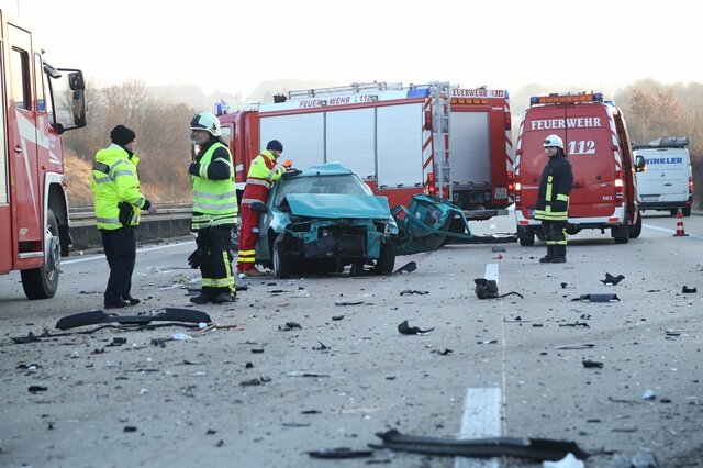<p>Der Fahrer des anderen Autos wurde schwer verletzt ins Krankenhaus gebracht. Die A4 in Richtung Dresden soll noch mindestens bis zum Vormittag gesperrt sein.</p>
