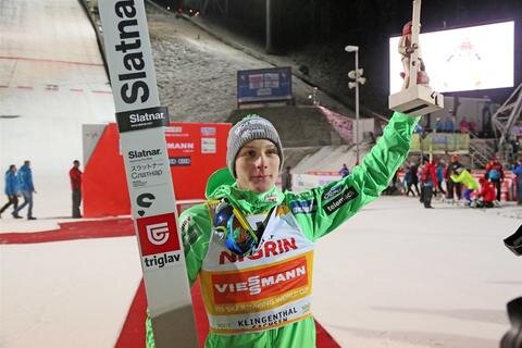 <p>Der mit 17 Jahren jüngste Skispringer des gesamten Feldes hat am Sonntag den Weltcup in Klingenthal gewonnen.</p>
