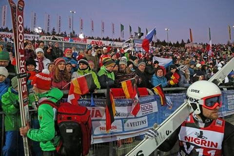 <p>Vor 7000 Zuschauern in der Sparkasse-Vogtland-Arena erhielten die deutschen Springer beim Heim-Weltcup einen kleinen Dämpfer.</p>
