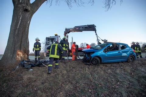 <p>Die 18 Kameraden der Feuerwehren Kleinschirma, Wegefarth und Freiberg befreiten den 22-Jährigen. Er kam schwer verletzt in ein Krankenhaus.</p>
