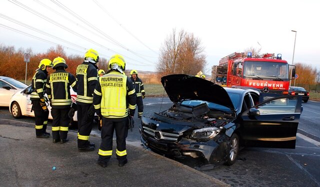 <p xmlns:php="http://php.net/xsl">Den Angaben zufolge waren ein Peugeot und ein Mercedes zusammengestoßen.</p>
