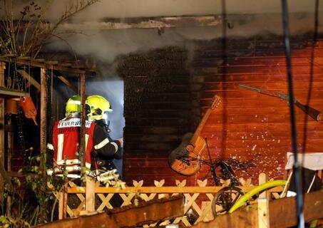 <p>Die Feuerwehr war mit einem Großaufgebot vor Ort. Das Haus brannte nach Polizeiangaben ab.</p>
