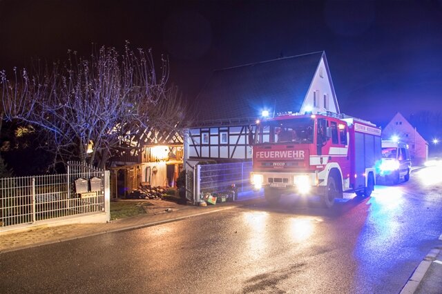 <p>Umliegende Feuerwehren wurden zum Einsatz gerufen und konnten ein angrenzendes Wohnhaus vor den Flammen schützen.</p>

