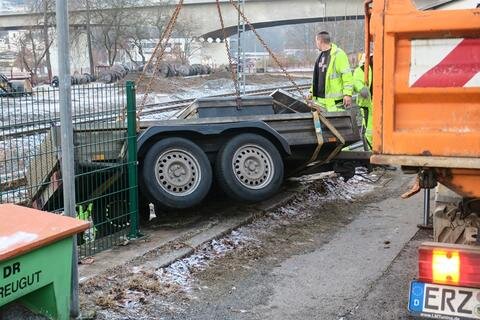 <p>Ein Anhänger hat sich am Mittwoch in Aue von einem Laster gelöst und ist die Lößnitzer Straße hinabgerollt.</p>
