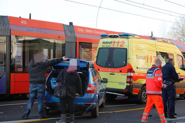 <p>Verletzt wurde niemand. Den Gesamtschaden schätzt die Polizei auf 30.000 Euro, davon 10.000 Euro an der Straßenbahn.</p>
