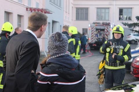 <p>Die junge Frau staunte dabei nicht schlecht, als die Kameraden der Feuerwehr Gornau mit Blaulicht und Martinshorn vorfuhren, um zusammen mit der Chefin in Sicherheit gebracht werden sollten.</p>
