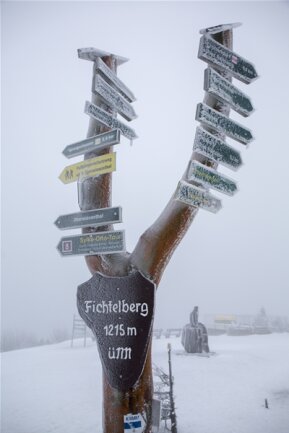 <p>Doch alles andere als gemütlich ist das Wetter über die Weihnachtsfeiertage. Einen Schneesturm gab es am Samstag auf dem Fichtelberg.</p>
